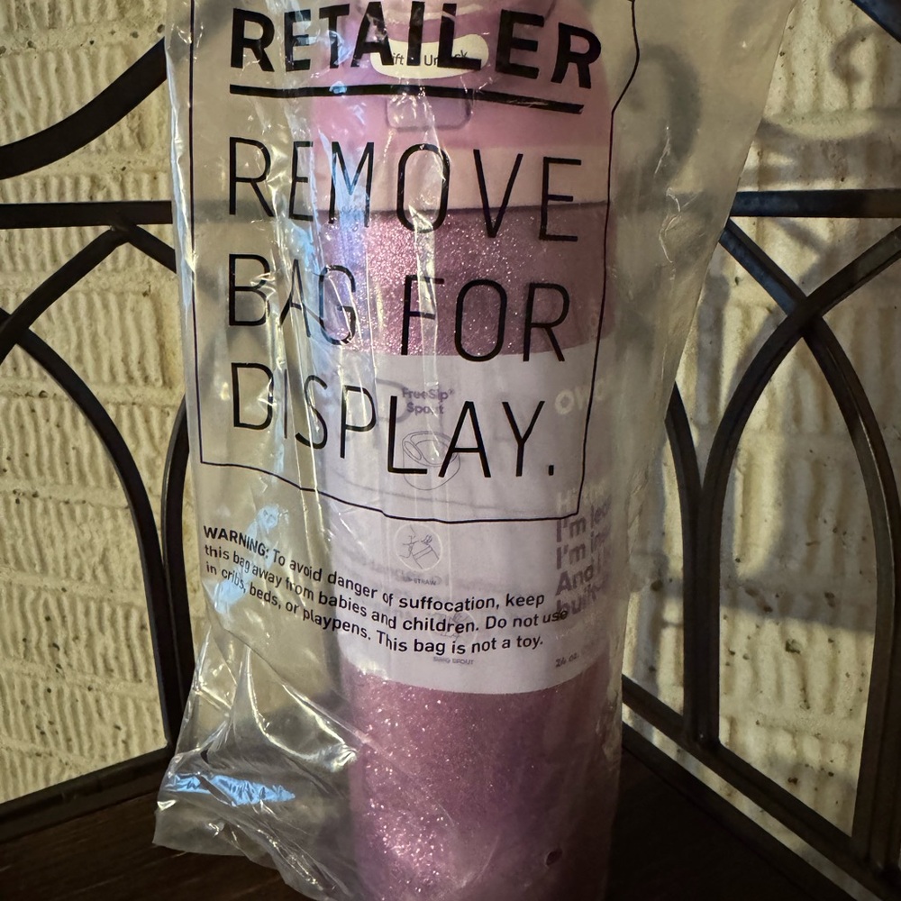 NWT/NIB Owala 24oz FreeSip So Eggstra 24oz ColorDrop